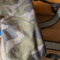 adidas 迷彩柄リュックの画像