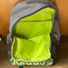 adidas 迷彩柄リュックの画像