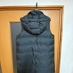 ZARA フード付きダウンベスト M 黒の画像