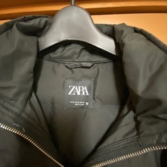 ZARA フード付きダウンベスト M 黒の画像