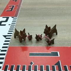 0219-039 木彫り　人形　　犬家族