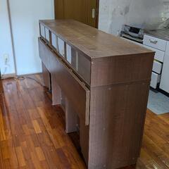 取り引き中 カウンターキッチン 食器棚 テーブルの画像