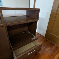 取り引き中 カウンターキッチン 食器棚 テーブルの画像