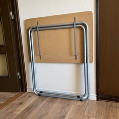折りたたみテーブルの画像