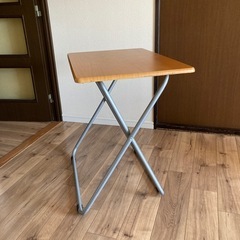 折りたたみテーブルの画像