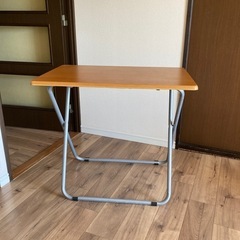 折りたたみテーブルの画像