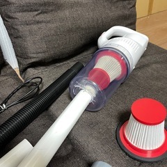 コードレス軽量掃除機と座椅子の画像