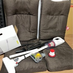 コードレス軽量掃除機と座椅子の画像