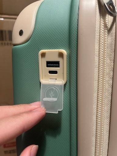 キャリーケース　充電ポート付き！　