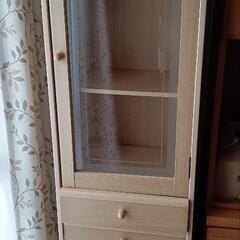 食器棚と洋服タンスです。
