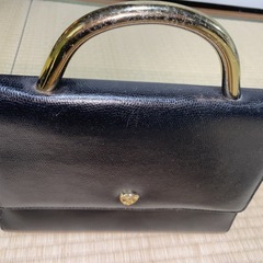 黒 レザー ハンドバッグ 金属製ハンドル