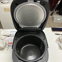 Y2502-639 パナソニック IH炊飯器 SR-FE101 2024年製 通電確認済み キズ汚れ有りの画像