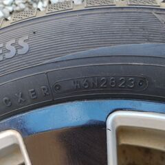 走行1000Kmのみ!!23年28週!!215/60R17!!スタッドレスタイヤ!!の画像