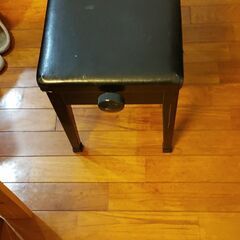 ピアノ椅子の画像