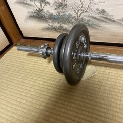 バーベル美品。5月6日までの方は4500円。値下げしました。 一部新品の物あり。運びやすいように外せます。トレーニング。ジム。の画像