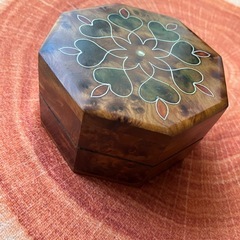 天然木の手作り八角小物入れの画像