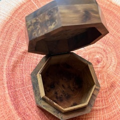 天然木の手作り八角小物入れの画像