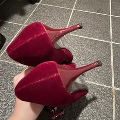 【24.0cm】ワインレッド、ボルドー色のベロア生地ベルト付きパンプスの画像