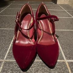 【24.0cm】ワインレッド、ボルドー色のベロア生地ベルト付きパンプスの画像