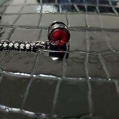 黒薔薇と赤いストーンのピンブローチ　スーツアクセサリーの画像