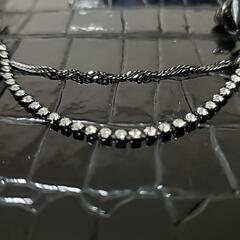 黒薔薇と赤いストーンのピンブローチ　スーツアクセサリーの画像