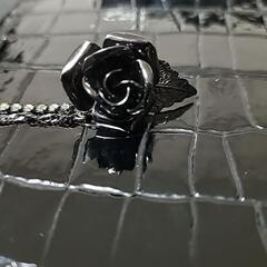 黒薔薇と赤いストーンのピンブローチ　スーツアクセサリーの画像