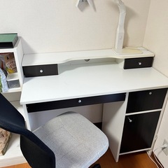 机  椅子  ライト付きの画像