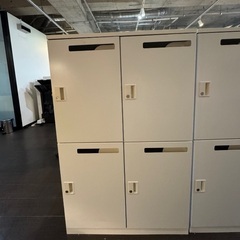 【直接取りに来れる方】コクヨ 4人用パーソナルロッカー メール穴あり 標準タイプ(シリンダー錠) の画像