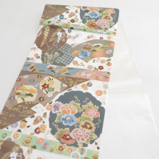 袋帯 雪輪に地紙文 刺繍入り 箔入り 白色ｘ多色  六通柄 正絹 仕立て上がり 長さ448cm 【キモノオフ野々市若松店】 袋帯 雪輪に地紙文 刺繍入り 箔入り 白色x多色 六通柄 正絹 仕立て