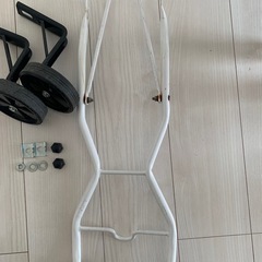 子供用自転車の補助輪とサポート用ハーネスの画像