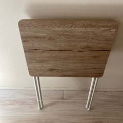 折り畳みテーブルの画像