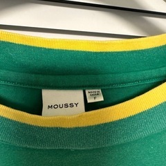 グリーンのMOUSSYロゴTシャツの画像