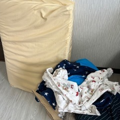 男の子用の子供服（サイズ80）と新生児用の布団1枚