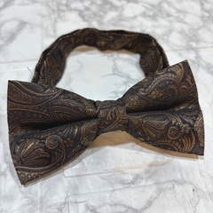 蝶ネクタイ　ペイズリー　ポケットチーフ　2点セット　ブラウン　ゴールドの画像