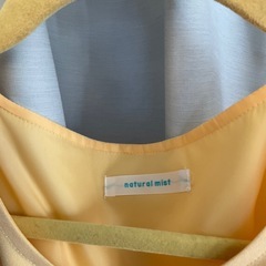 natural mist リボン付きワンピース 淡い黄色の画像