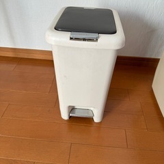 ※引き取り先決まりました　【2月21日引き取り限定】ペダル式ゴミ箱
