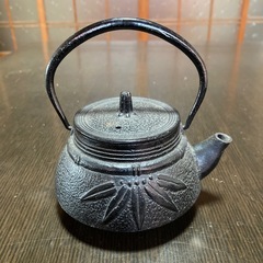【売り切れ】南部鉄器　鉄製の急須　10cm 竹柄　ホーロー加工　