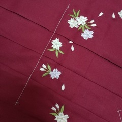 女子袴　エンジ桜刺繍　S  ユーズド美品　の画像