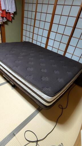 ダブルベッドサイズのマットレス、極厚の300ミリ、裏表で固さ違い