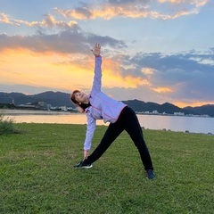 海辺で朝ヨガの画像