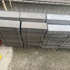 値下げ 定価1本800円程度 透水性インターロッキング ブロック30cm×10cm レンガ ガーデニング  DIY 約90個  の画像