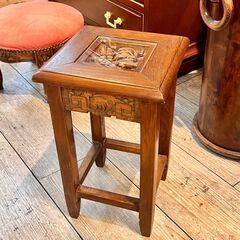 ①木彫刻 サイドテーブル ネストテーブル ガラス天板 無垢チーク材 幅21.5cm 奥行21.5cm 高さ37cm★買取帝国 志木店の画像