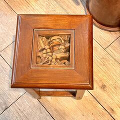 ①木彫刻 サイドテーブル ネストテーブル ガラス天板 無垢チーク材 幅21.5cm 奥行21.5cm 高さ37cm★買取帝国 志木店の画像