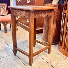 ②木彫刻 サイドテーブル ネストテーブル ガラス天板 無垢チーク材 幅31cm 奥行26cm 高さ46cm★買取帝国 志木店の画像