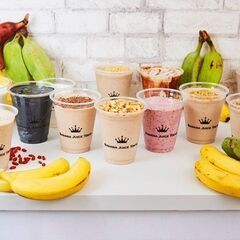 バナナジュース専門店での調理・接客の画像