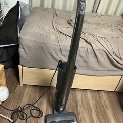サイクロン式スティッククリーナー　掃除機の画像