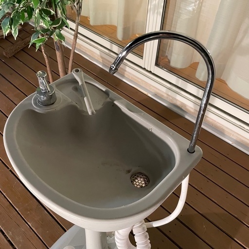 ポータブル手洗いスタンド フットポンプ式キャンプやキッチンカーなどなど