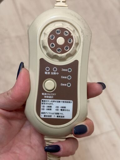 自動昇降の施術ベッド（有孔）茶色