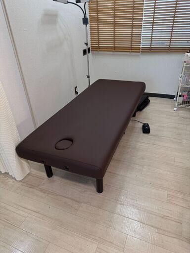自動昇降の施術ベッド（有孔）茶色