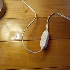 ①　ニトリ フラワー柄シェード　テーブルランプの画像